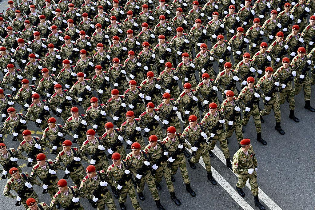 Militares russos durante ensaio geral do desfile militar do Dia da Vitória