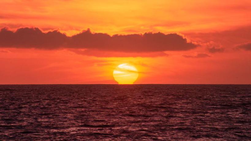 Un atardecer en el océano