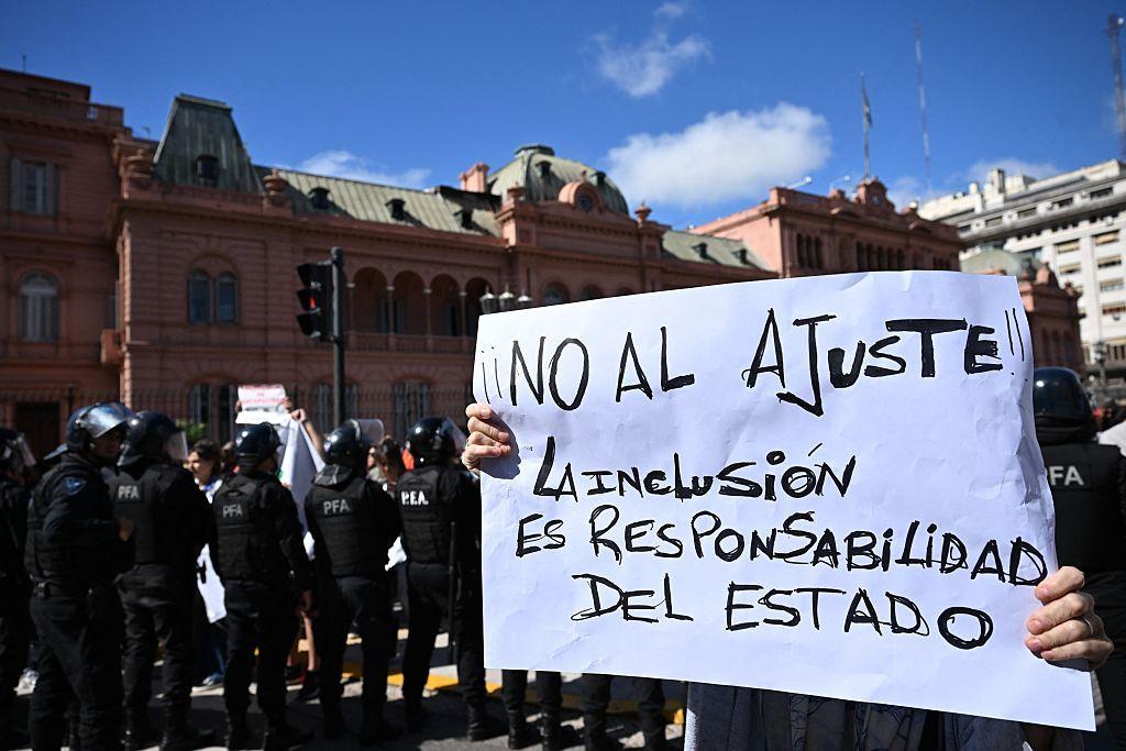 Milei ordenó auditorías masivas que han llevado a la suspensión de miles de pensiones por discapacidad.