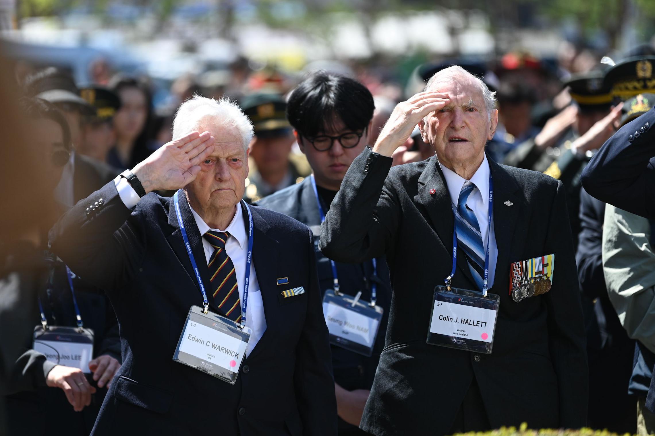 경례하는 애드윈과 다른 참전용사