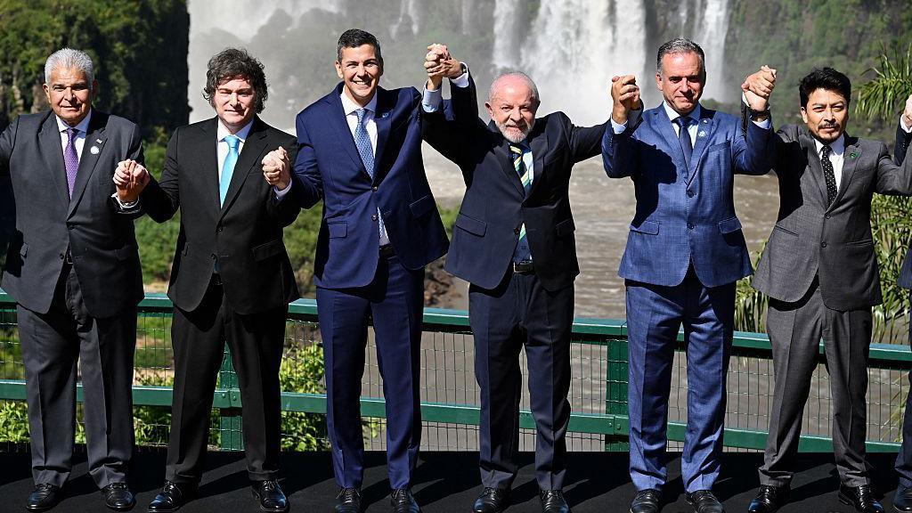 (De izq. a der.) El presidente de Panamá, José Raúl Mulino; el presidente de Argentina, Javier Milei; el presidente de Paraguay, Santiago Peña; el presidente de Brasil, Luiz Inácio Lula da Silva; el presidente de Uruguay, Yamandu Orsi; y el canciller de Bolivia, Fernando Aramayo, posan para una foto familiar durante la Cumbre de Jefes de Estado del Mercosur en las Cataratas del Iguazú, Foz de Iguazú, Paraná, Brasil,