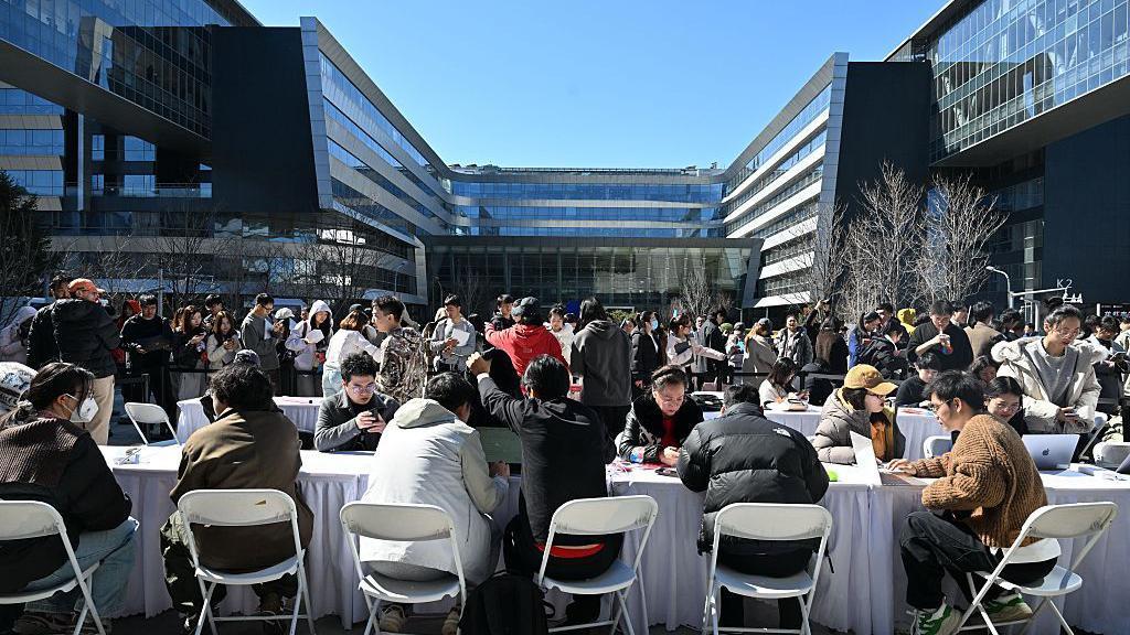 2026年3月11日，工程師（前排）在北京百度總部安裝並調試開源人工智能助理OpenClaw。 