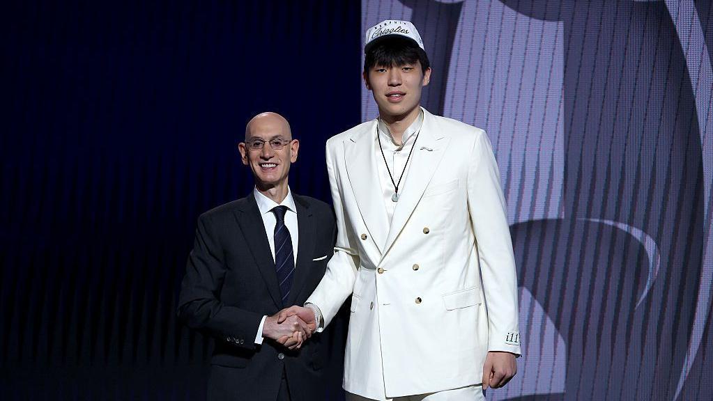 楊瀚森（右）在2025年NBA選秀首輪中以第16順位被波特蘭拓荒者隊選中後，於6月25日在紐約布魯克林的巴克萊中心與NBA總裁蕭華（左）握手