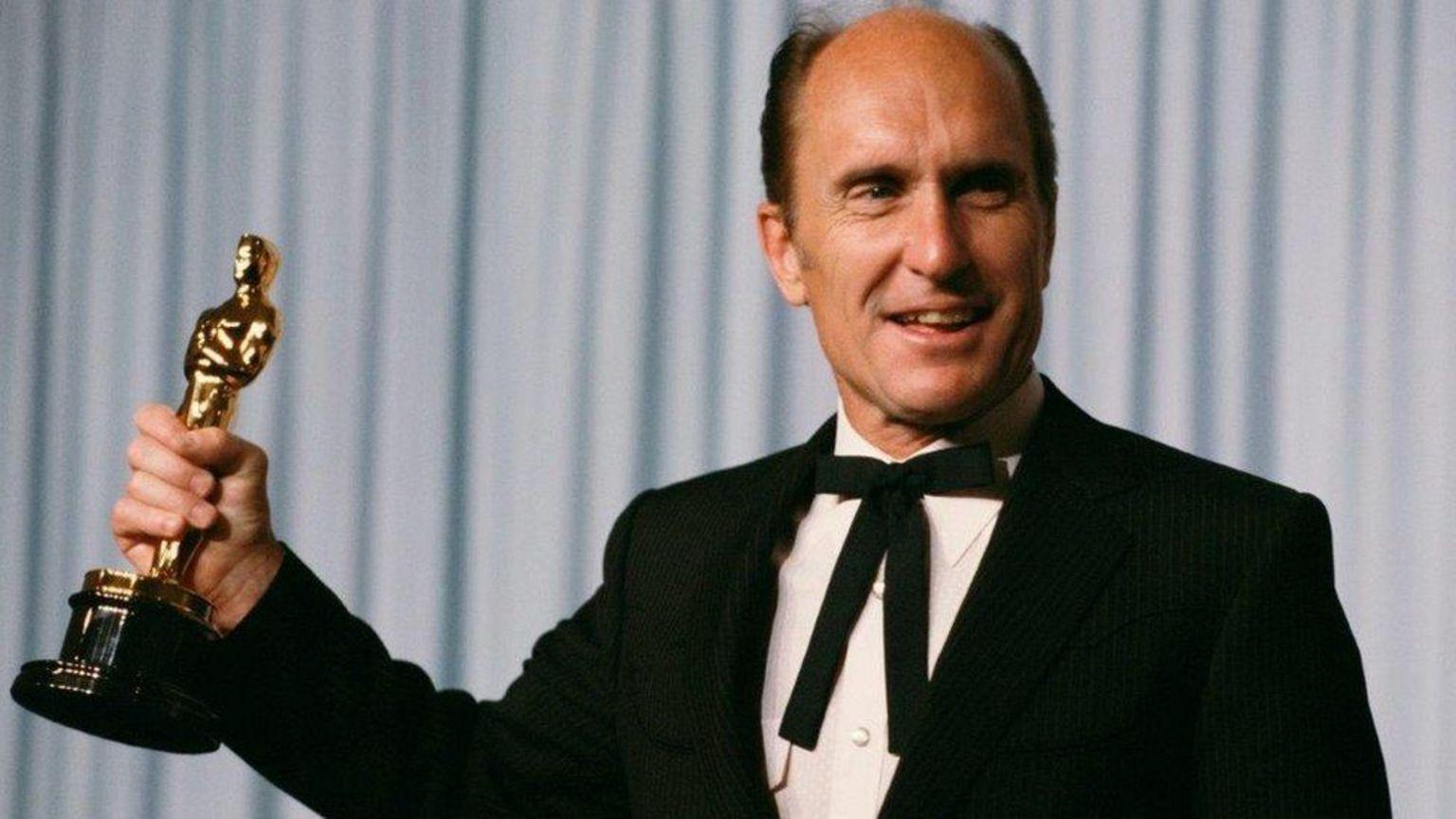 روبرت دوفال يحمل جائزة أوسكار أفضل ممثل عام 1984