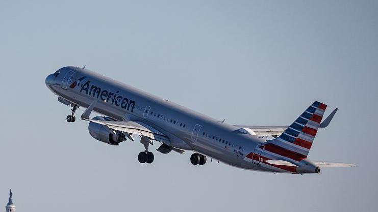 Un avión de American Airlines en el cielo