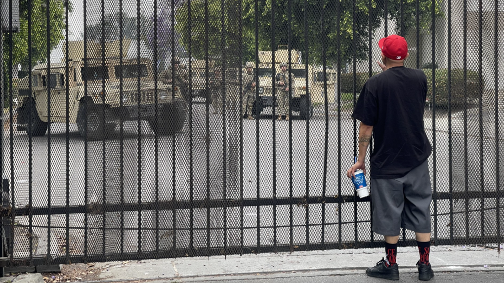 Un vecino ante la Guardia Nacional en Paramount, Los Ángeles, Estados Unidos, el 8 de junio de 2025.
