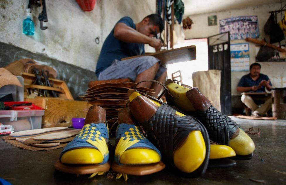 El zapatero oaxaqueño Juan Aquino trabajando con sandalias tradicionales indígenas en Villa Hidalgo Yalálag 