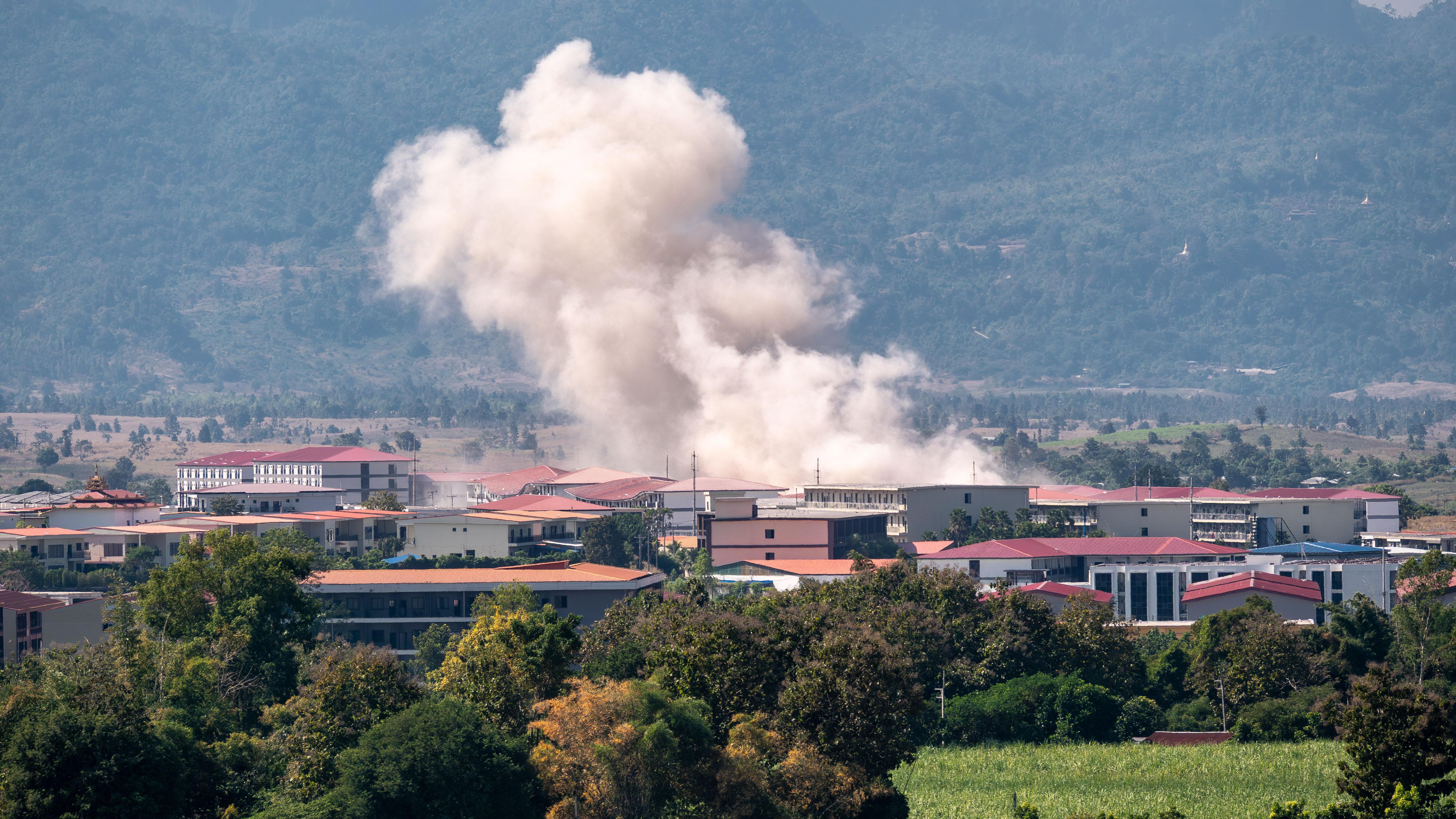 「KK園」內建築被炸燬時，有塵土上揚