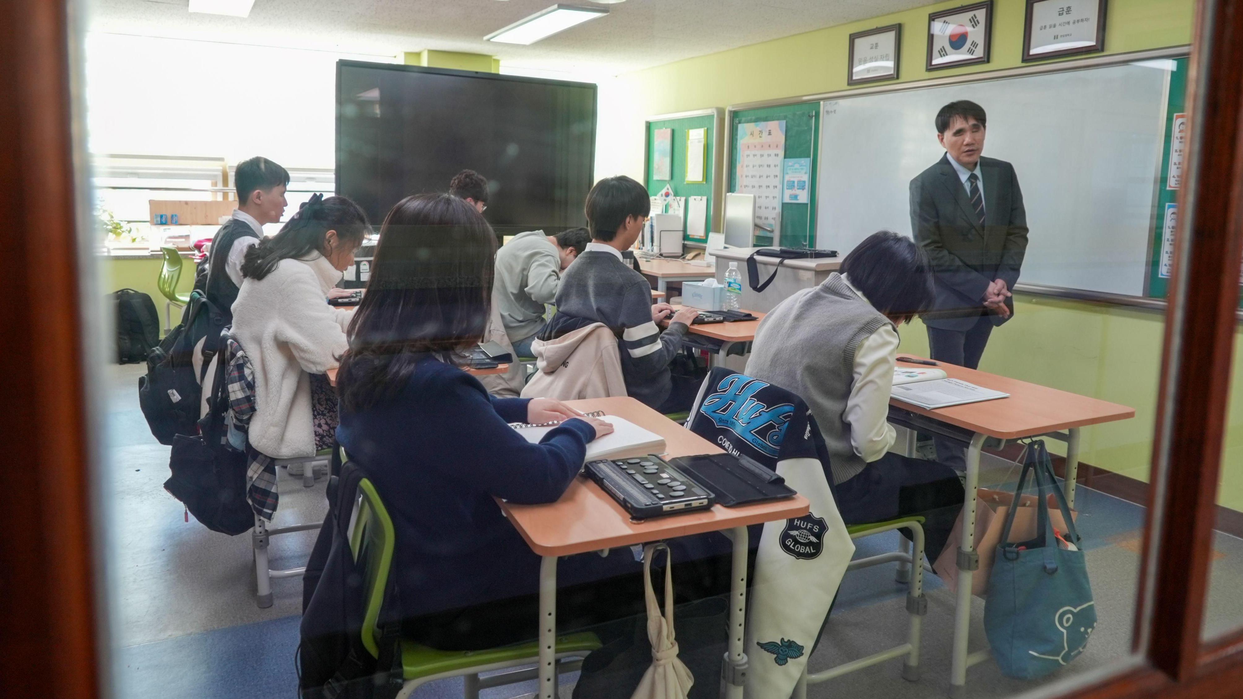 طلاب يؤدون الامتحان