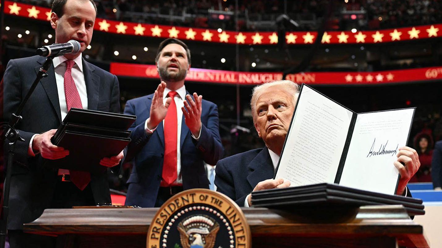 美國總統特朗普（右）手持行政命令，宣布美國退出《巴黎協定》（20/1/2025）