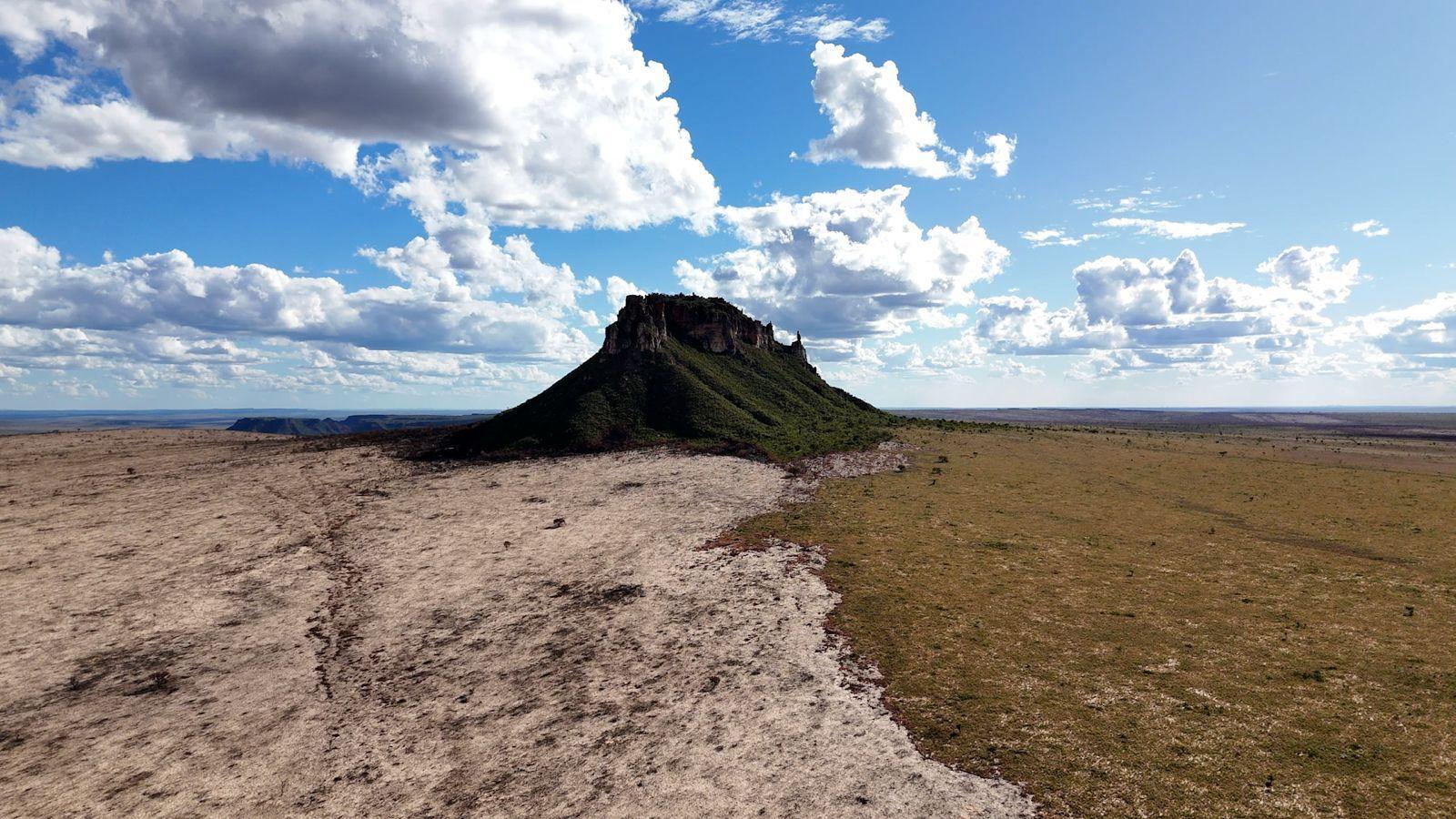 Vista aérea de paisagem de cerrado, com morro no centro