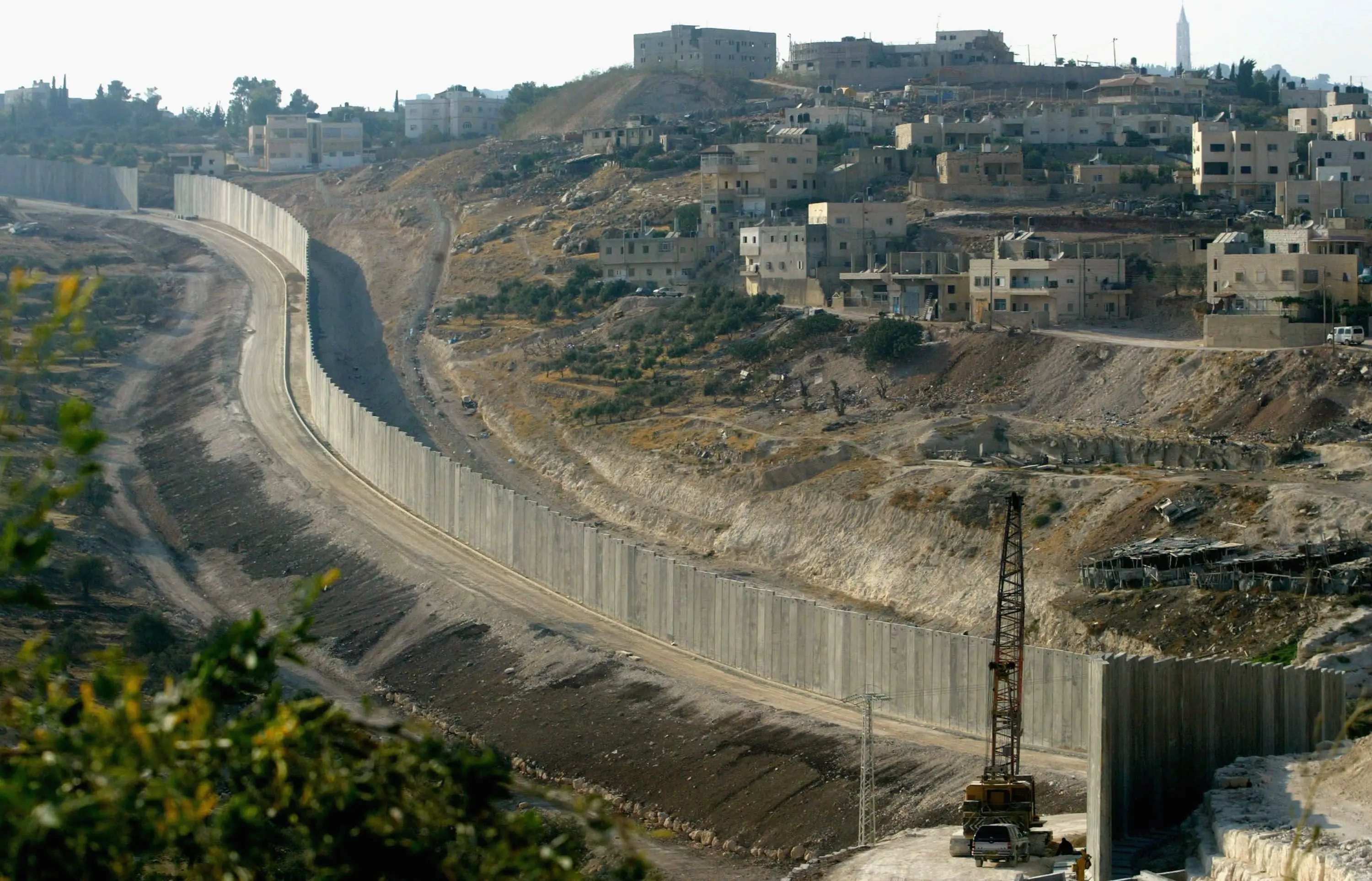 الجدار العازل في قرية أبو ديس الفلسطينية قرب القدس الشرقية المحتلة، في 9 يوليو/تموز 2004