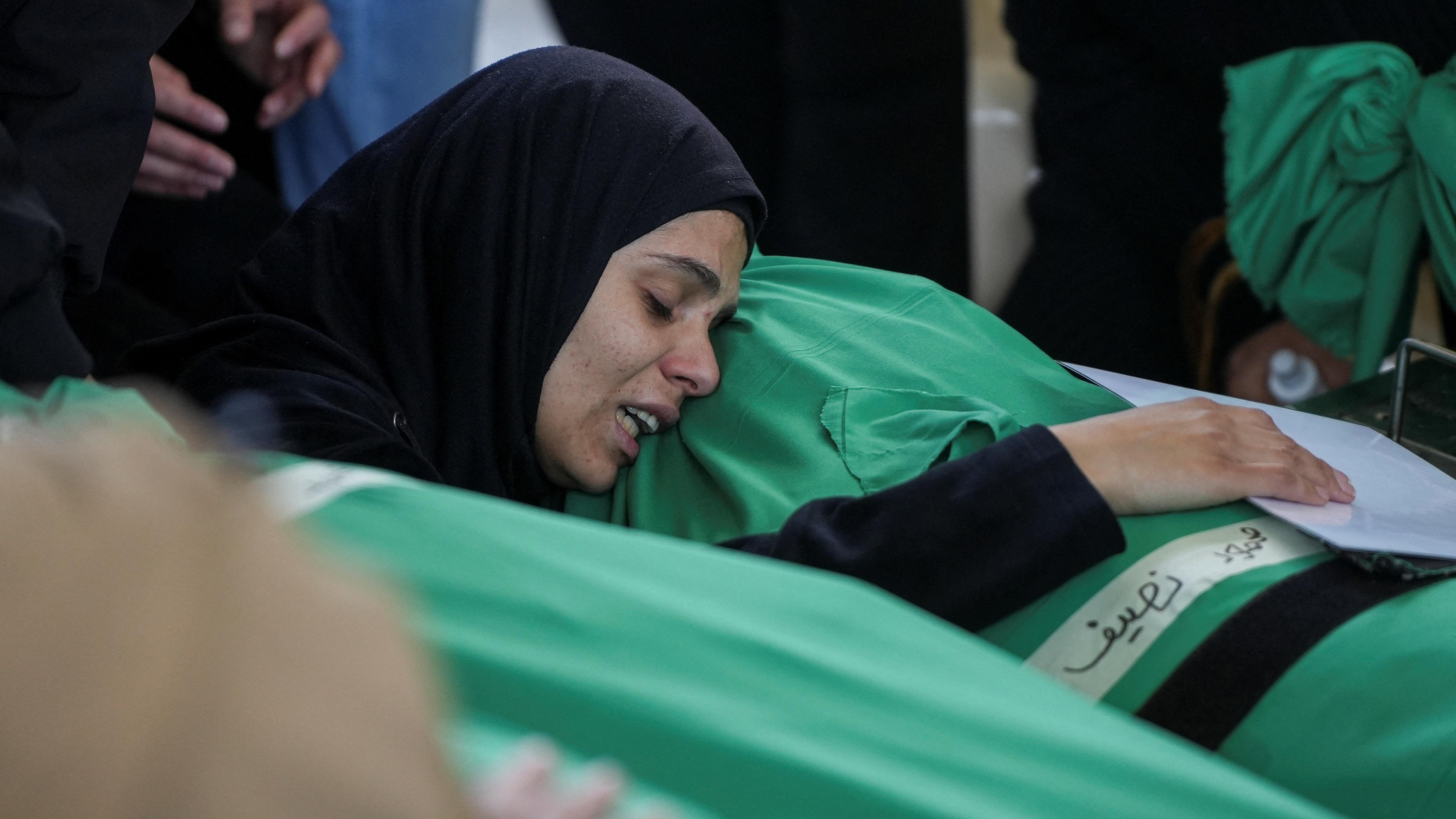 ترامب يلوّح بضربات جديدة ضد إيران إذا فشلت المحادثات غداً، وقتلى بين جيش وأمن الدولة في غارة إسرائيلية على مبنى حكومي في جنوب لبنان