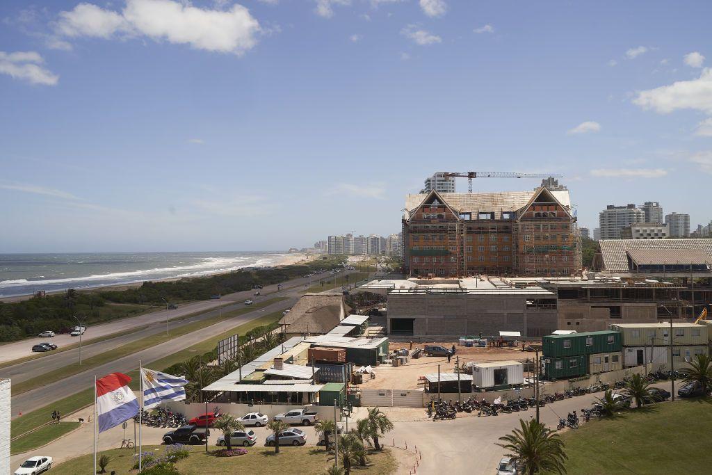 Vista del balneario uruguayo de Punta del Este con el icónico hotel San Rafael en obras de recontrucción.