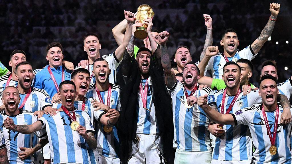 Jugadores de la selección argentina festejan con la copa del mundo FIFA tras salir campeones en Qatar.