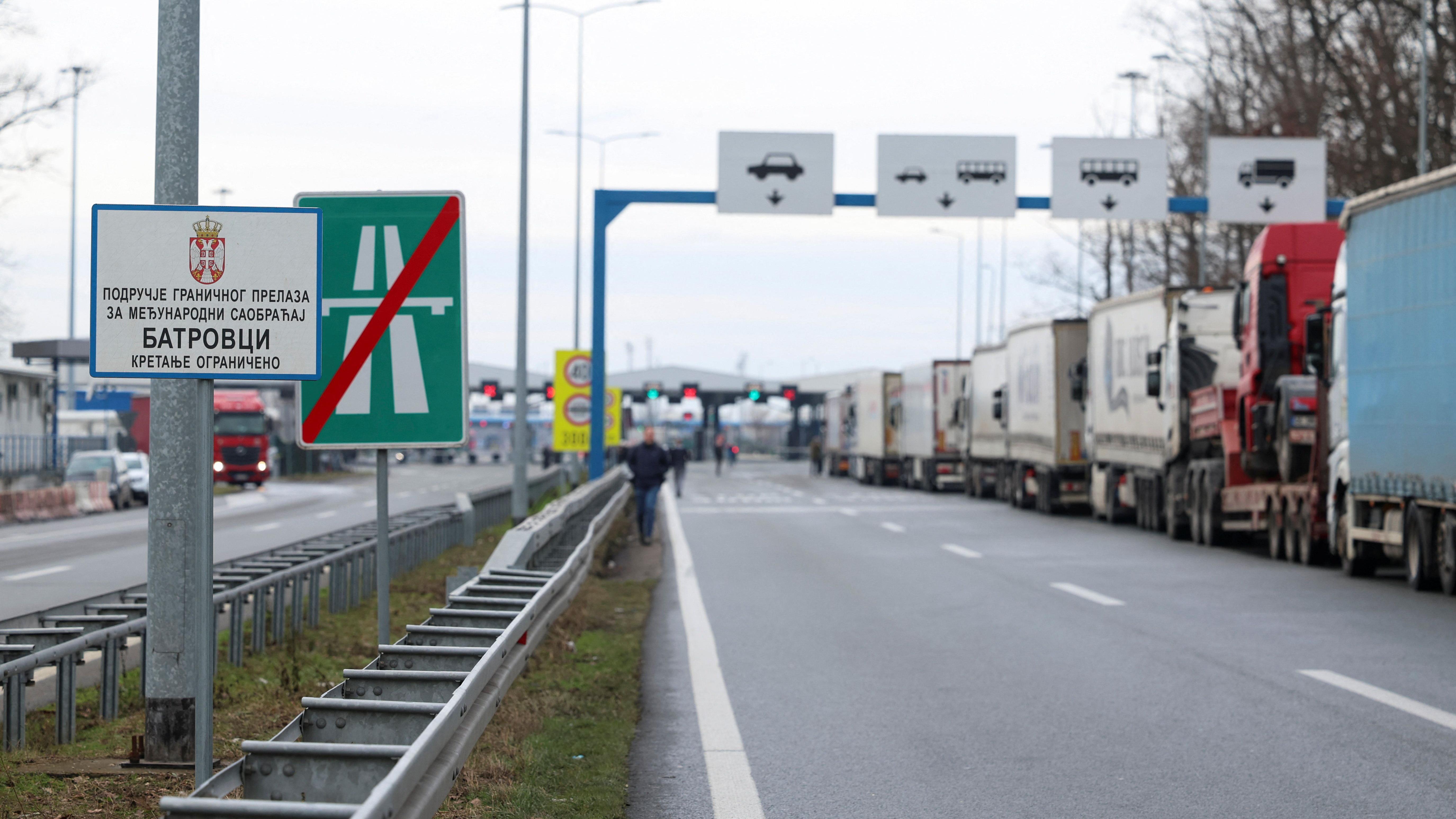 Kamiondžije blokiraju granice na Balkanu: Crnogorci i Makedonci prekinuli protest 1 kolona kamiona na granici Srbije i Hrvatske, na prelazu Batrovci