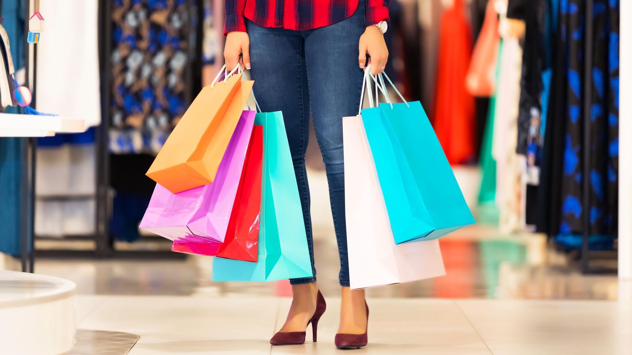Mujer con bolsas de compras.