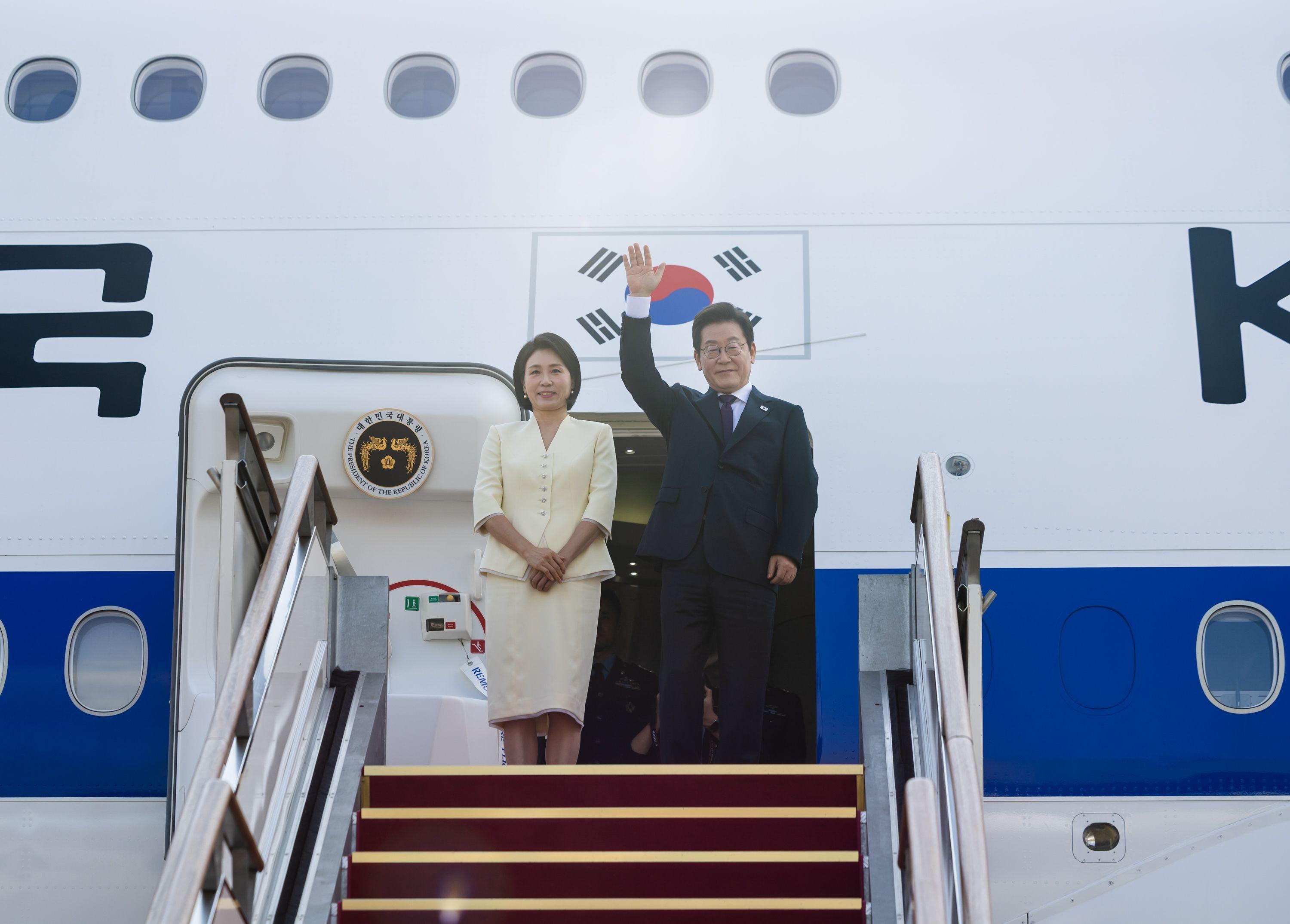 이재명 대통령과 김혜경 여사가 일본·미국 정상과 순차 정상회담 참석을 위해 23일 경기도 성남 서울공항에서출국하며 인사를 하고 있다.