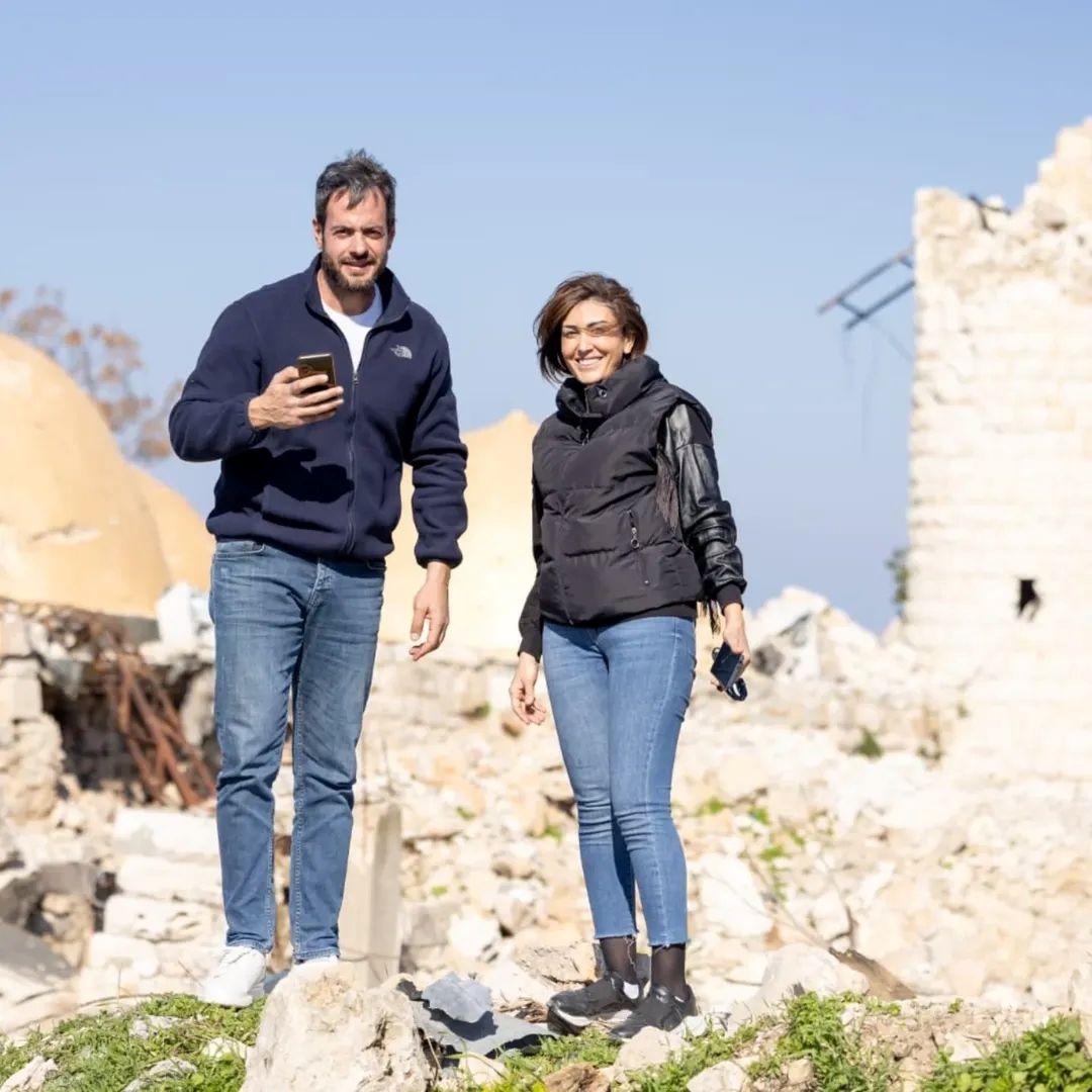 الصحفية آمال خليل إلى جانب مراسل تلفزيون "العربي" إدمون ساسين خلال إحدى الجولات الميدانية في جنوب لبنان.