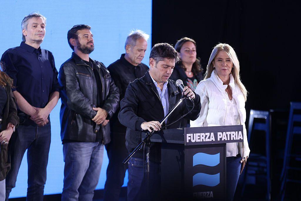 Axel Kicillof, gobernador de la provincia de Buenos Aires, frente a un podio que lee