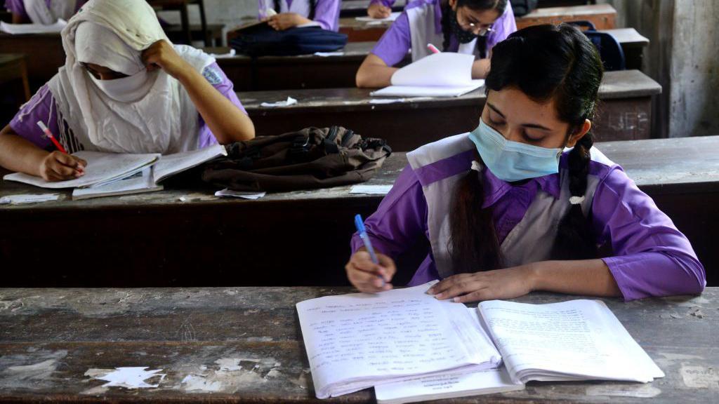 শ্রেণিকক্ষে পড়াশোনা করছেন শিক্ষার্থীরা