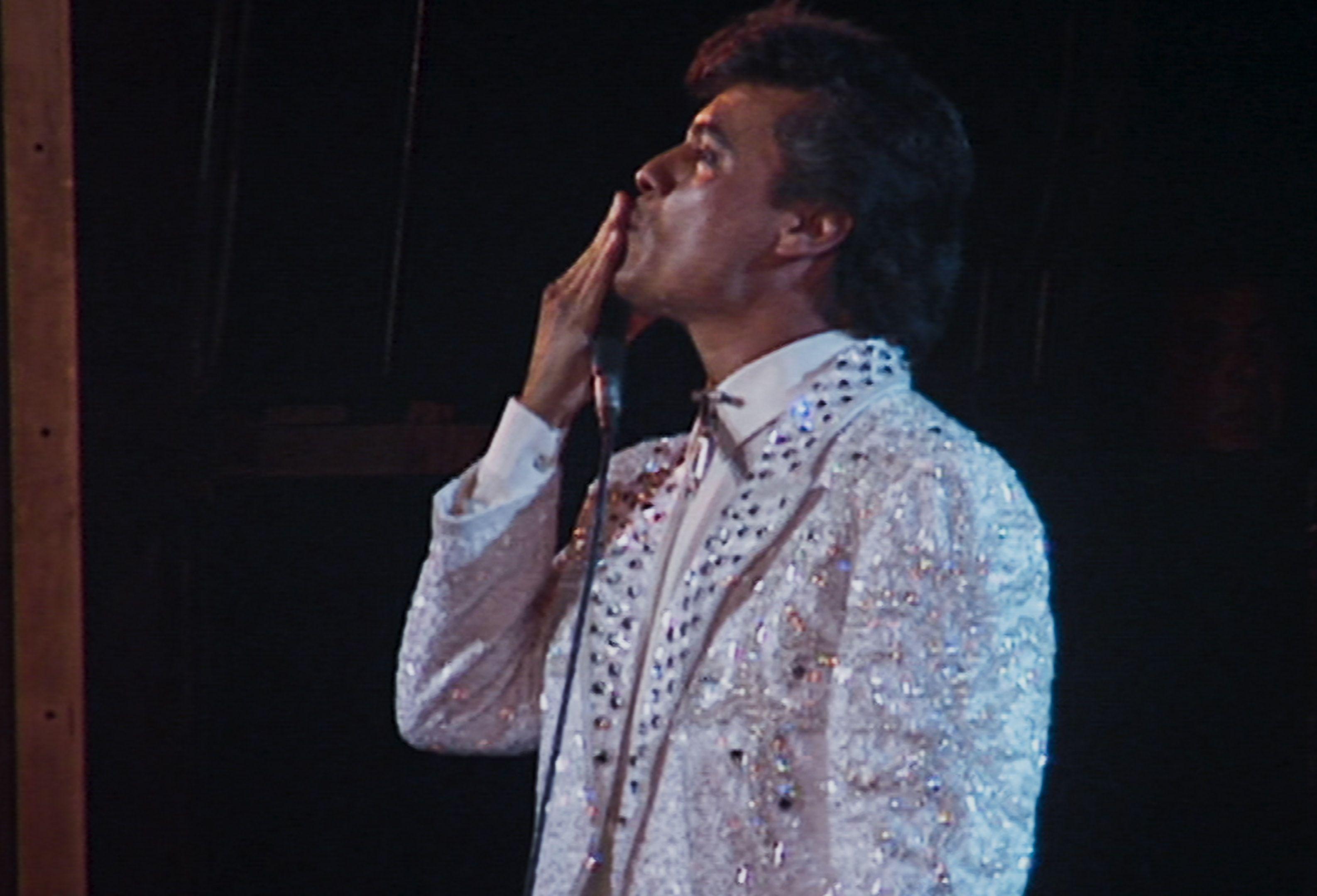 Juan Gabriel se lleva la mano a la boca para mandar un beso en su concierto en Bellas Artes en 1990