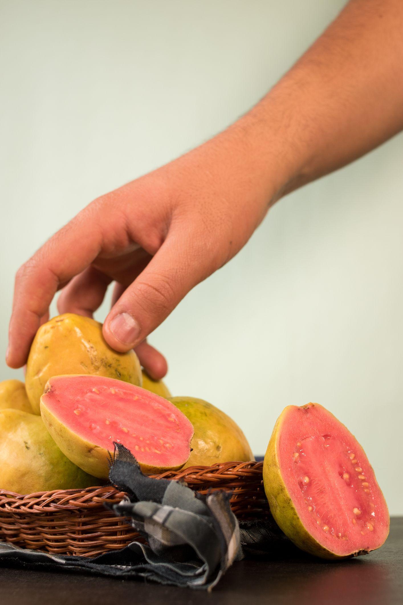 Varias guayabas en una cesta en una mesa