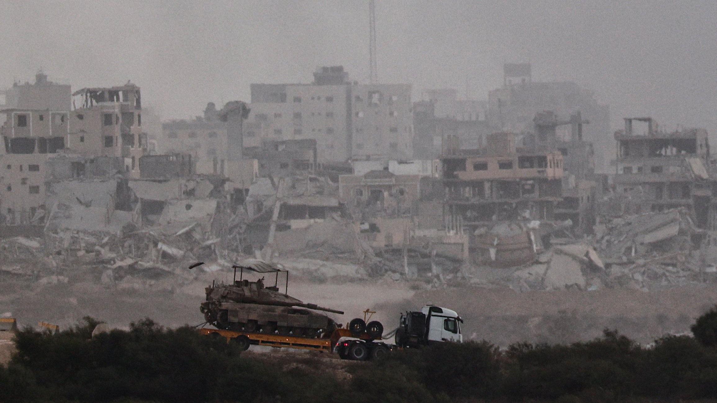 Mirovni plan za Gazu: Mogu li Izrael i Hamas do dogovora 1 gaza, ruševine u gazi, kamion prevozi tenk u gazi, a u pozdaini su ruševine