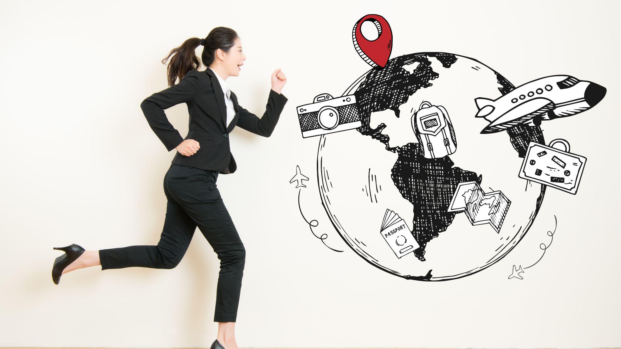 設計圖片：一位身穿行政裝束的亞洲女士追著旅遊圖示裝飾奔跑