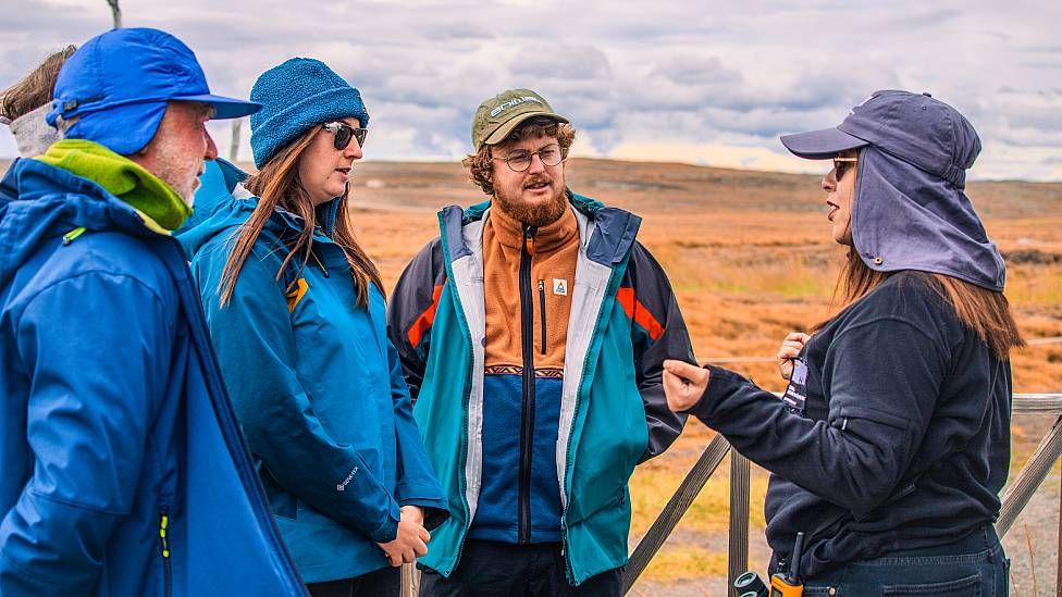 Una guía de la reserva da explicaciones a un grupo de visitantes