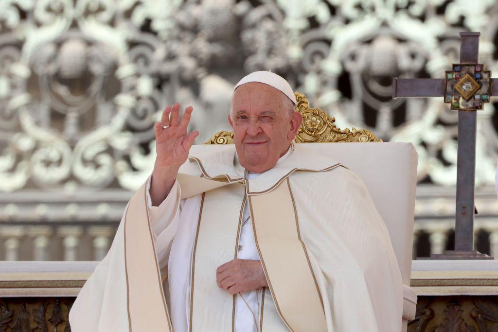 El papa Francisco saluda sonriente.