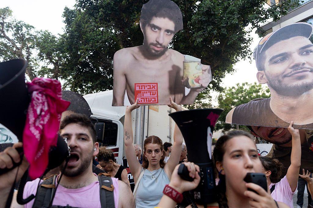 Manifestantes protestan contra los planes de Netanyahu de expandir la ocupación en Gaza, en Tel Aviv, Israel.