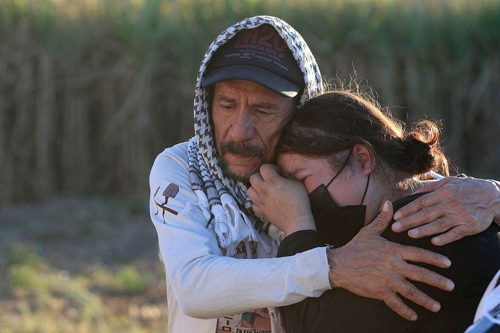 Dos personas lloran en las inmediaciones del Rancho Izaguirre
