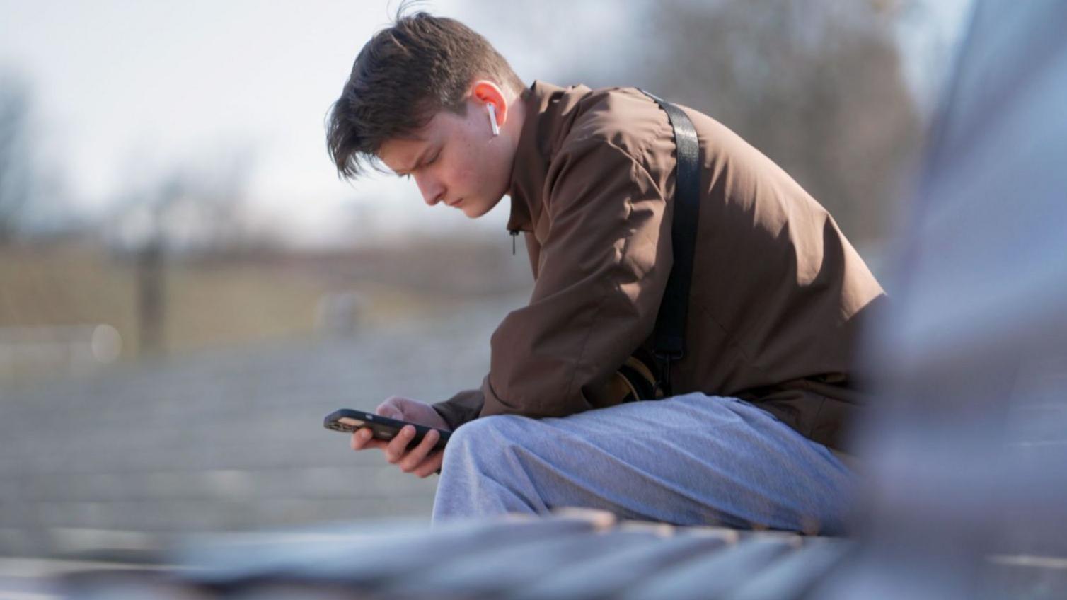 شخص يمسك بهاتف محمول