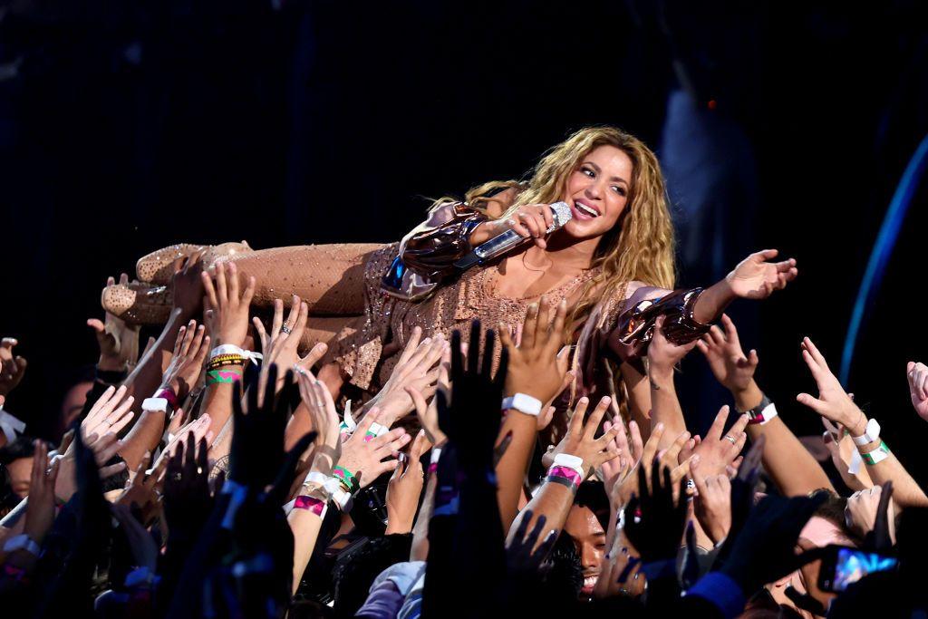 Shakira está acostada sobre los brazos del público durante los MTV Video Music Awards 2023 el 12 de septiembre de 2023.