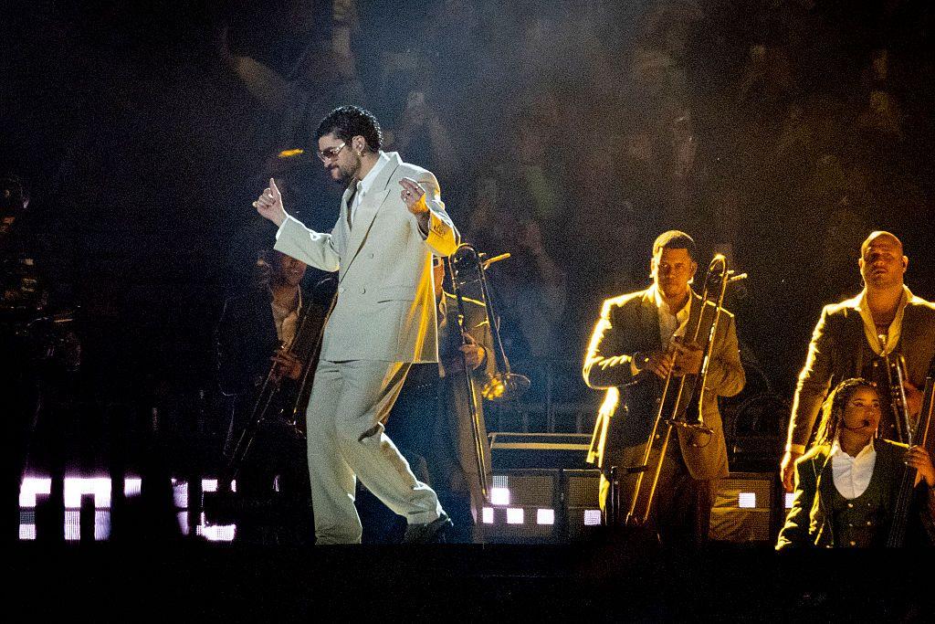 يؤدي باد باني عرضاً على المسرح ضمن جولته العالمية "ديبي تيرار ماس فوتوس" في ملعب جي إن بي سيغوروس، في 11 ديسمبر/كانون الأول 2025، في مدينة مكسيكو، المكسيك.