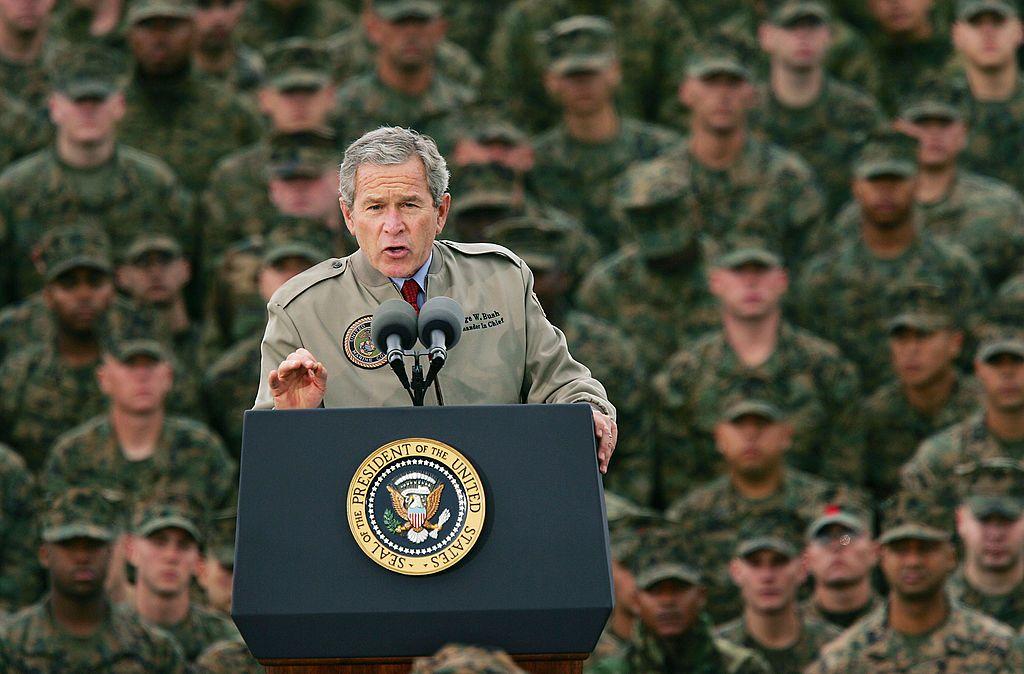 George W. Bush discursa para fuzileiros navais no 63&ordm; anivers&aacute;rio do ataque a Pearl Harbor
