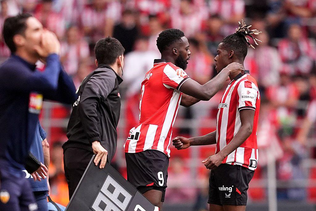 Iñaki Williams es sustituido en un partido por su hermano menor Nico Williams. La foto es del partido entre el Athletic de Bilbao y el Valencia FC en mayo, 2026.