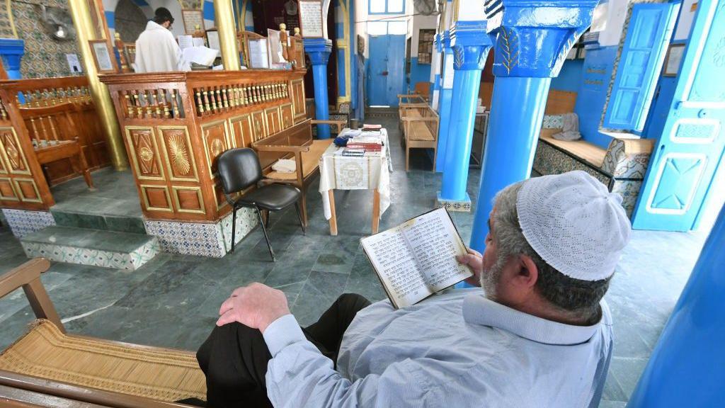 Homens judeus tunisianos rezam em uma sinagoga em Djerba, durante a peregrina&ccedil;&atilde;o anual judaica