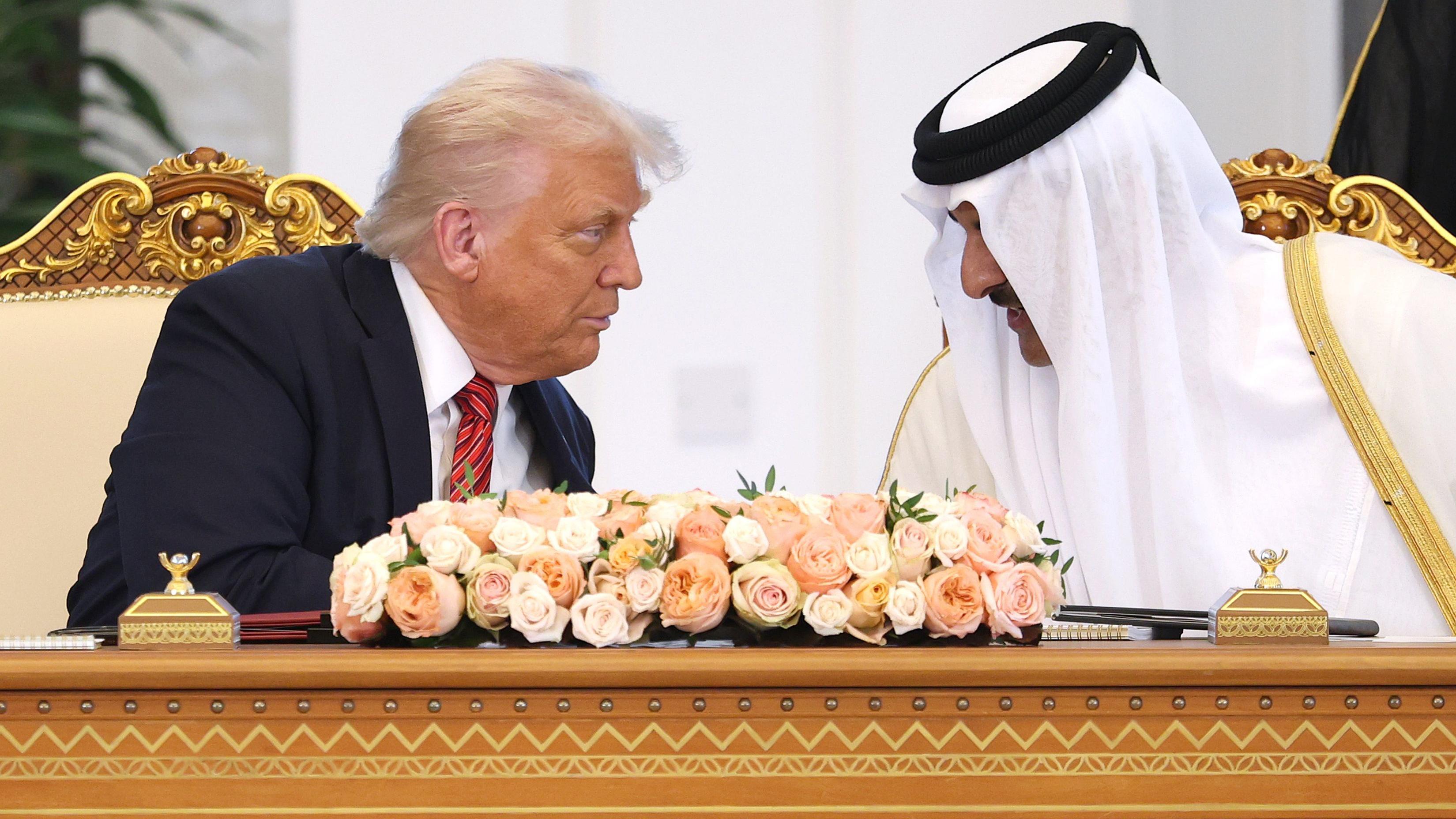 ترامب يتوقع الحصول على 4 تريليونات دولار من جولته الخليجية، ويقترح تحويل غزة إلى "منطقة حرية"