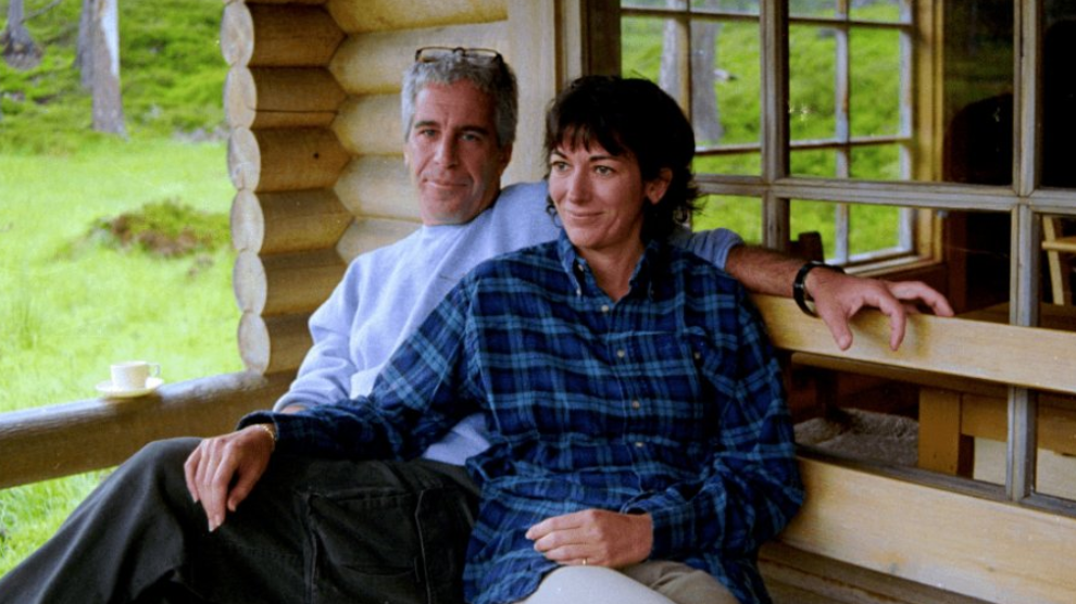 Ghislaine Maxwell y Jeffrey Epstein en una imagen publicada por el Departamento de Justicia de EE.UU.