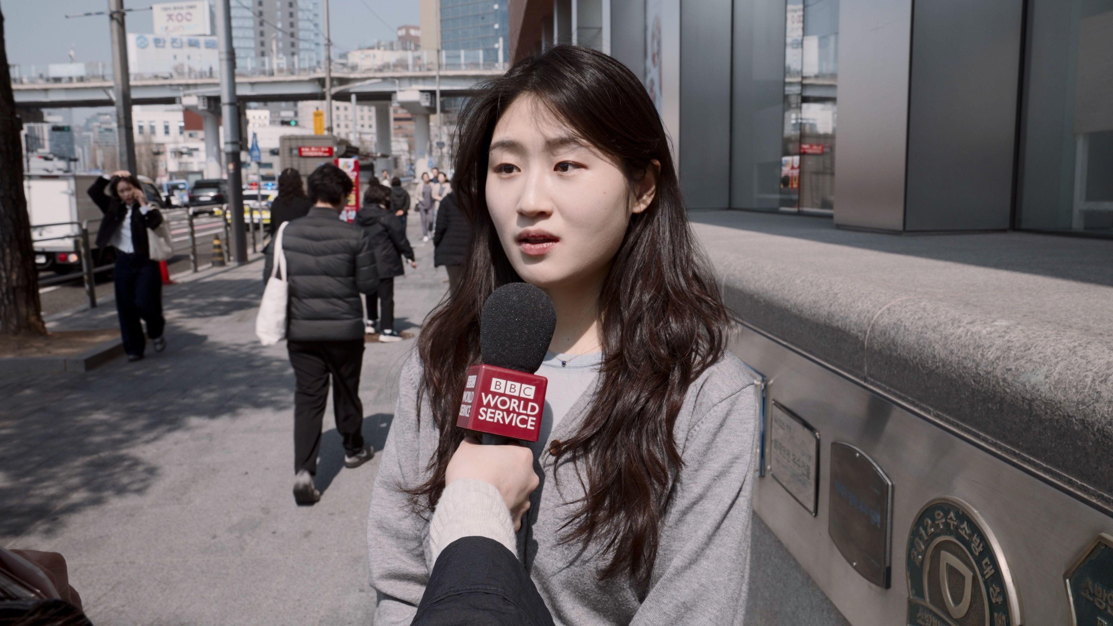 30대 여성 이샛별 씨가 서울역 부근에서 BBC와 인터뷰를 진행하고 있다