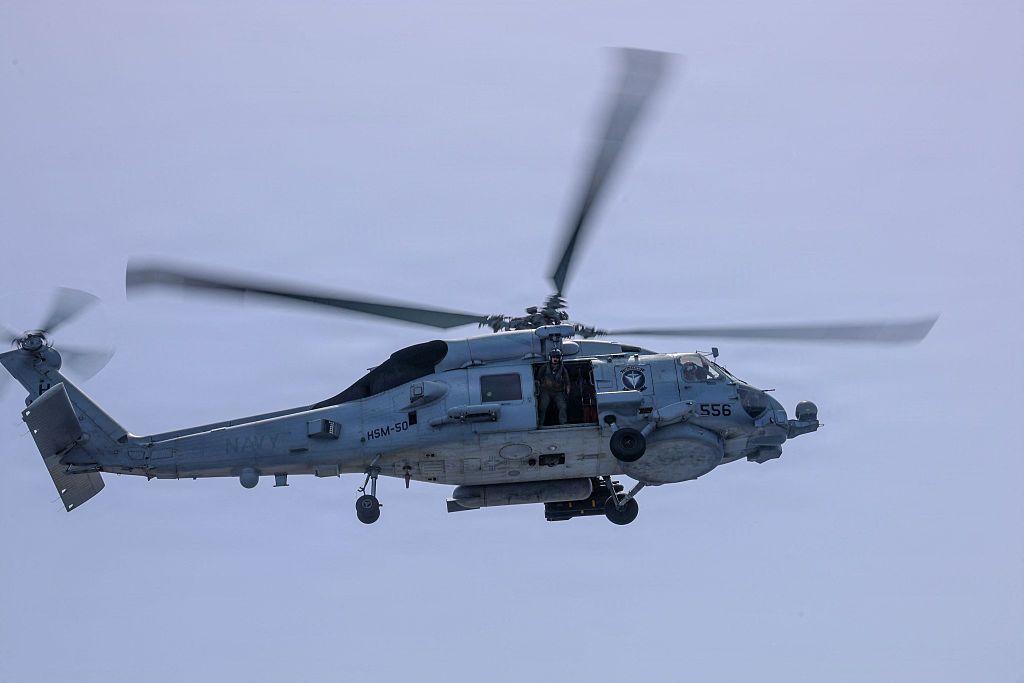 Un helicóptero MH-60R Sea Hawk —asignado al Escuadrón de Ataque Marítimo con Helicópteros (HSM) 50— despegando desde la cubierta de vuelo del destructor de misiles guiados de clase Arleigh Burke USS Thomas Hudner (DDG 116) el 4 de mayo de 2026.