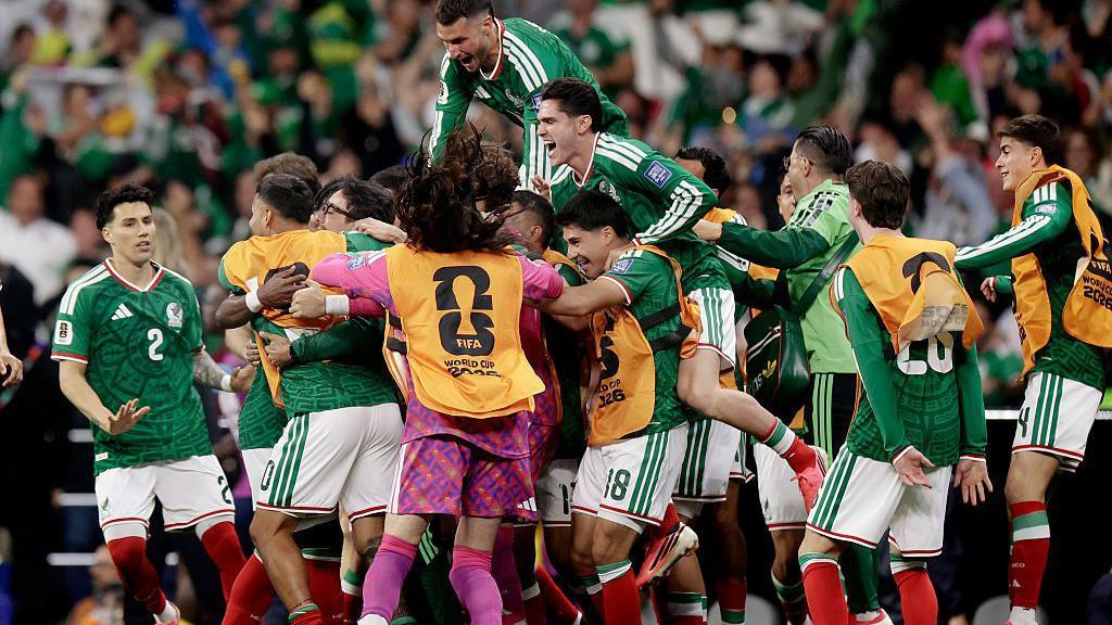 Fluent Mexico go two up on Ecuador at raucous Azteca Stadium