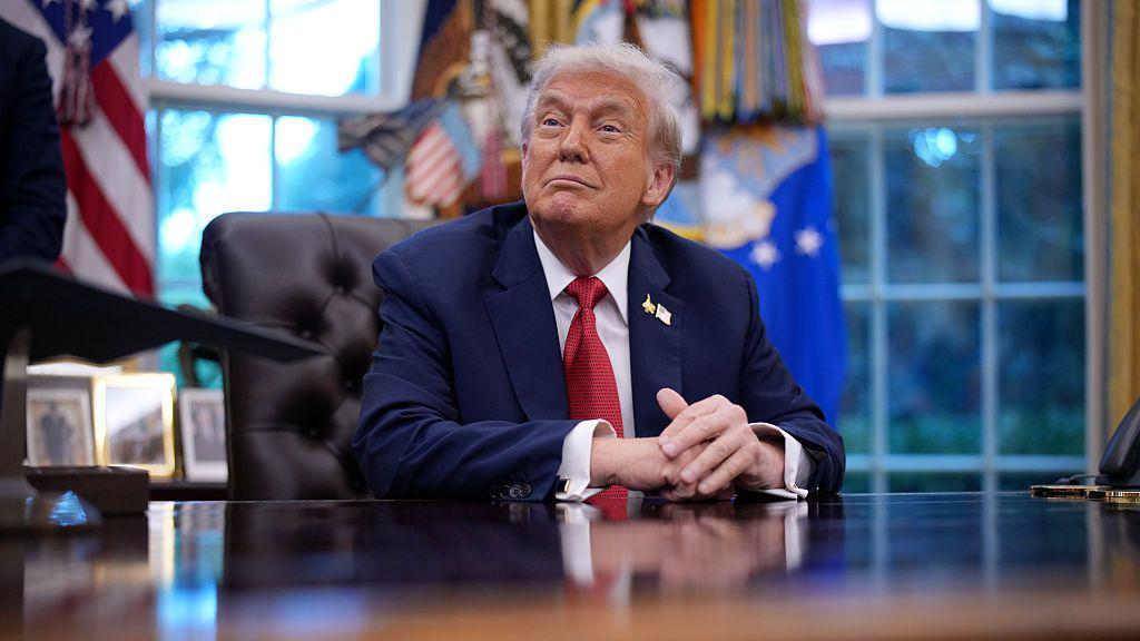 Trump en el Despacho Oval con las manos cruzadas
