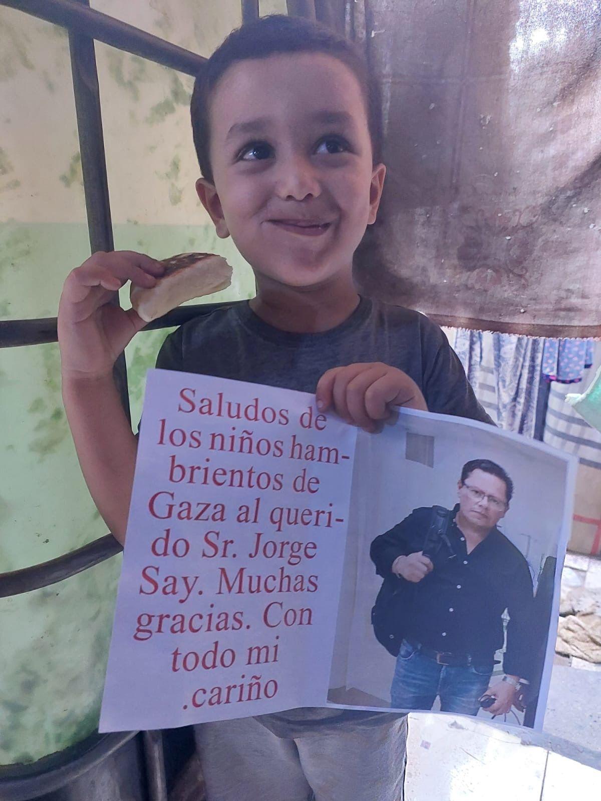 Foto de agradecimiento de "niños hambrientos" de Gaza a Jorge Saray.