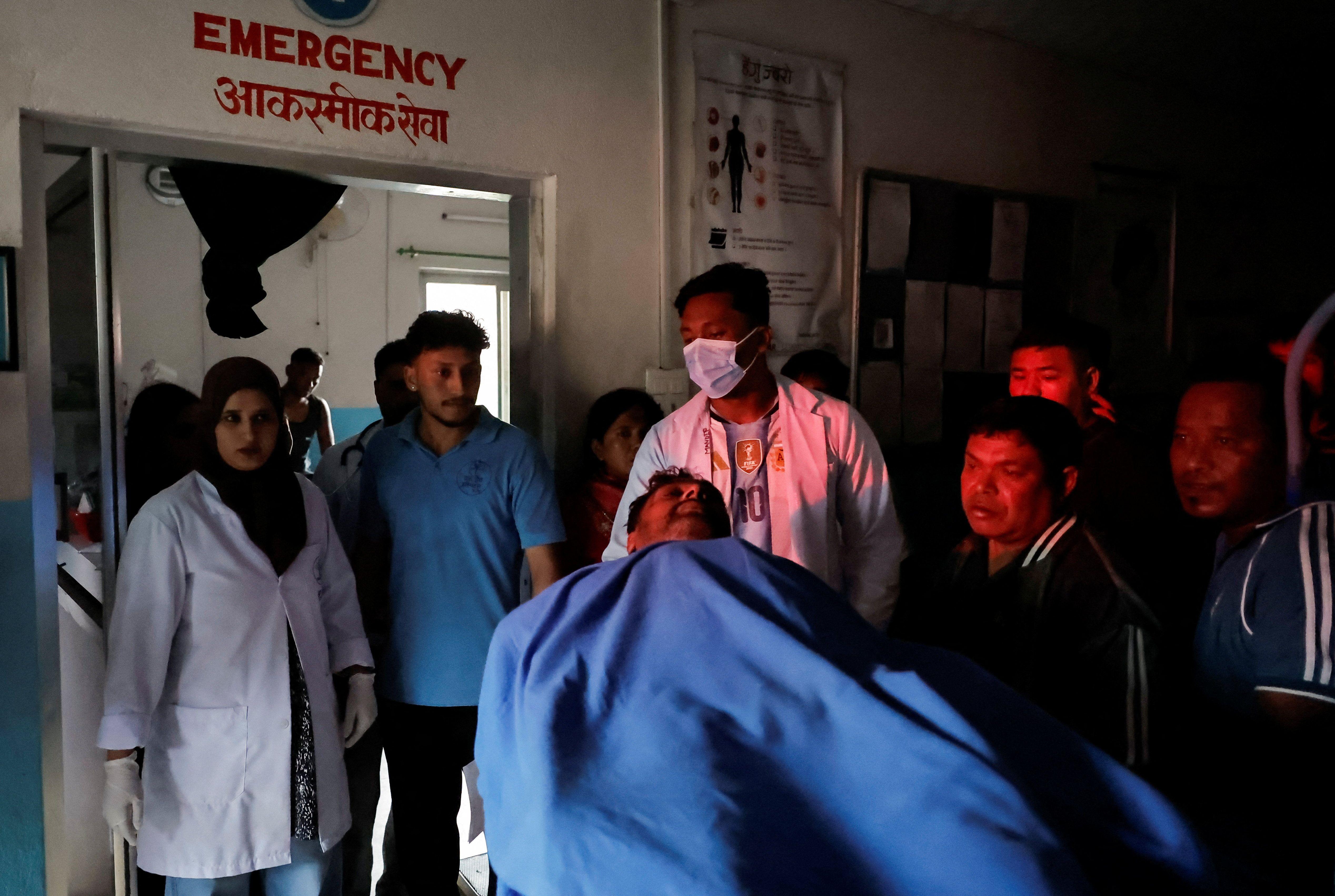 Um homem ferido em um hospital para tratamento ap&oacute;s uma enxurrada repentina em Trishuli, no Nepal.