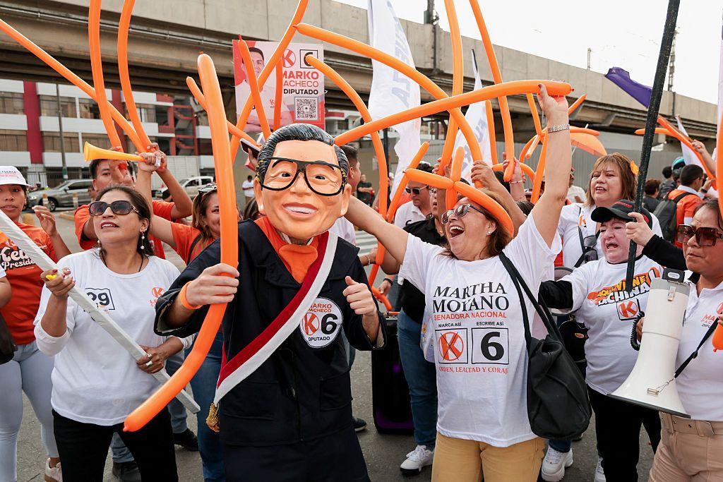 Un hombre con una máscara del expresidente peruano Alberto Fujimori durante un acto de la campaña de Keiko en Lima, abril de 2026.