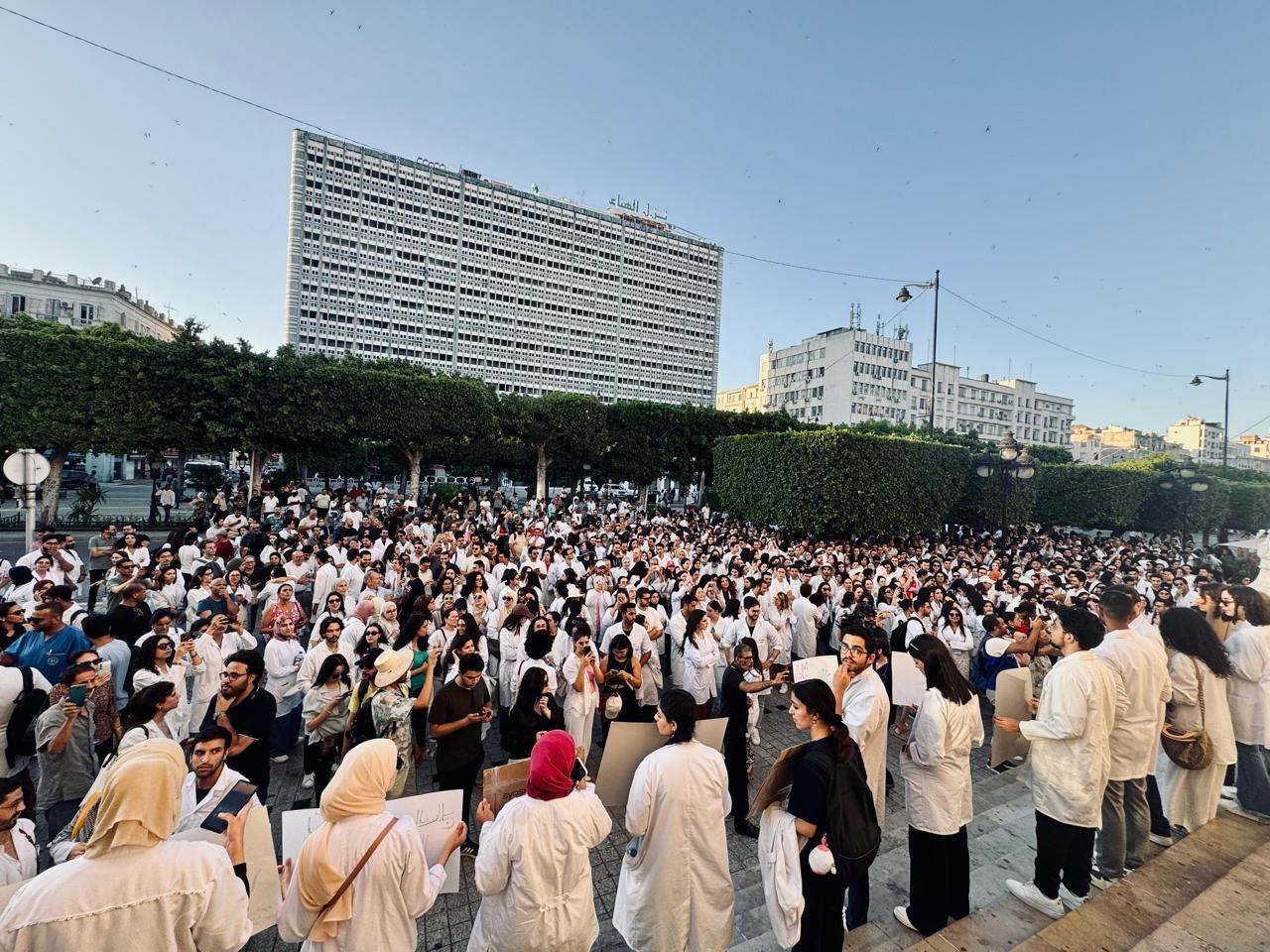 الأطباء الشبان في تونس يبدأون إضراباً مفتوحاً عن العمل