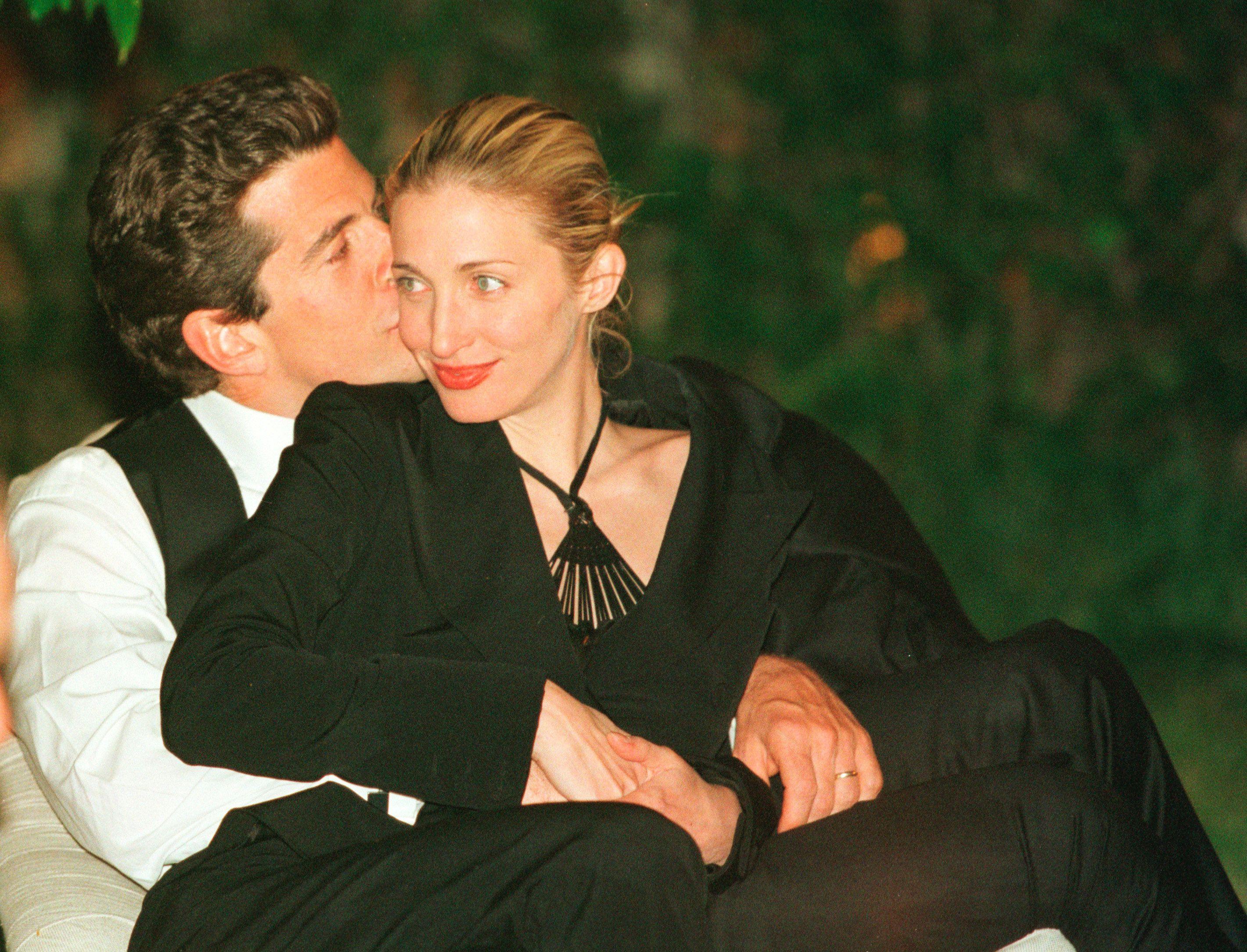 John F. Kennedy, Jr. le da a su esposa Carolyn un beso en la mejilla durante la cena anual de corresponsales de la Casa Blanca el 1 de mayo de 1999 en Washington, D.C.